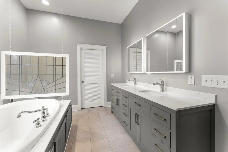 Master bath with soaking tub